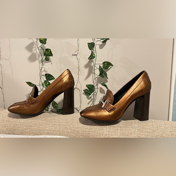 Tod's👠🔥
Tod's Metallic Bronze Leather Gomma Maxi Double T Court Loafer Pumps - Picture 9 of 17